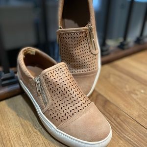 Tan slides, silver zipper features (functional, if needed)